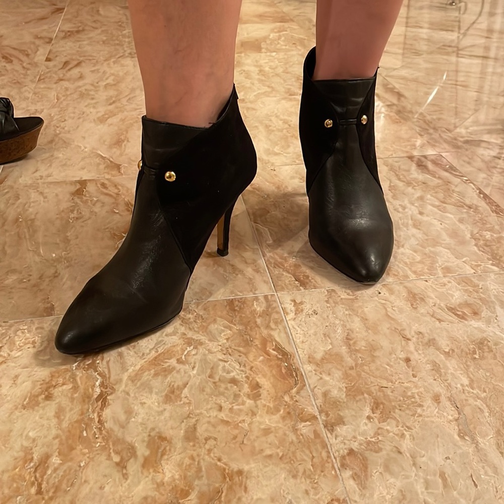 Saks fifth avenue womens boogie size 9